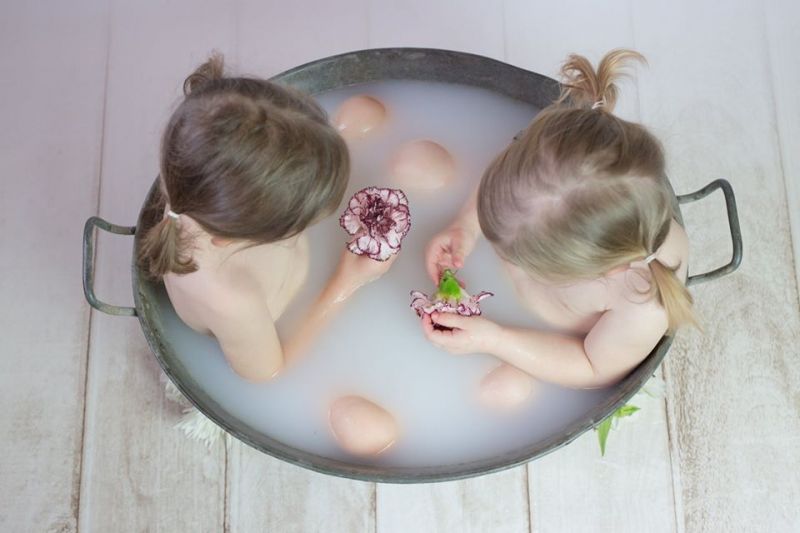 bain-de-lait-deux-enfants