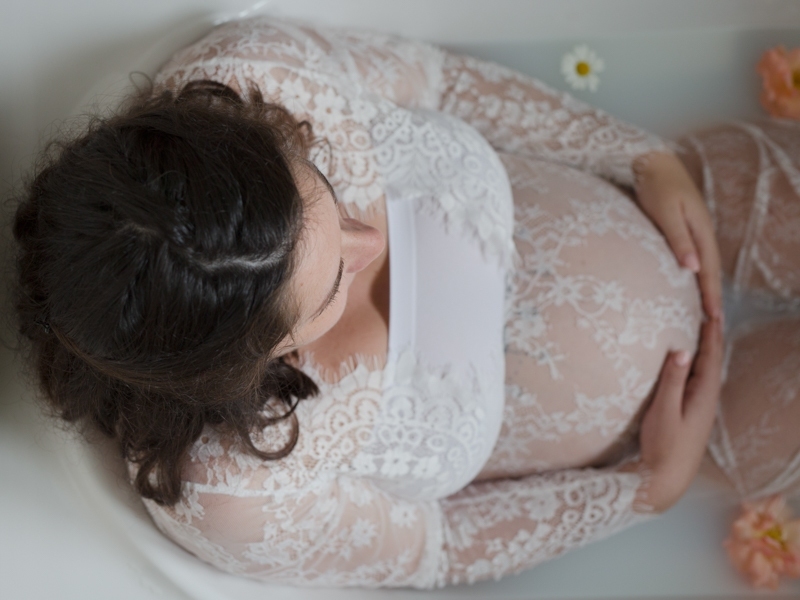 Portraits-grossesse-Ardennes-bain-de-lait1