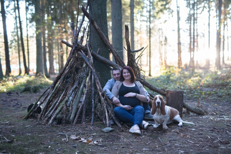 Portraits-grossesse-Ardennes-nature-avec-chien