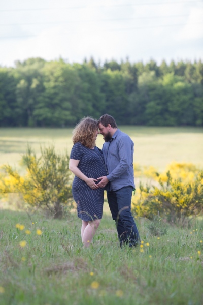 Portraits-grossesse-Ardennes-nature-champs