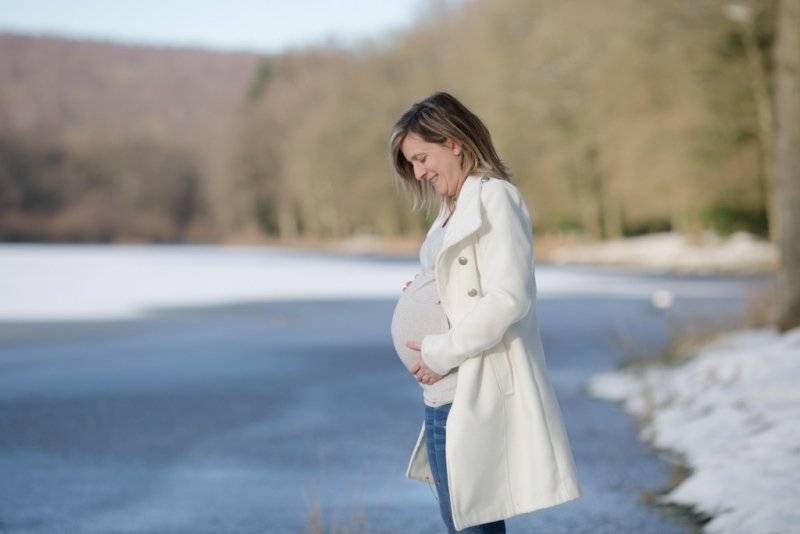 Portraits-grossesse-Ardennes-nature-neige-lac