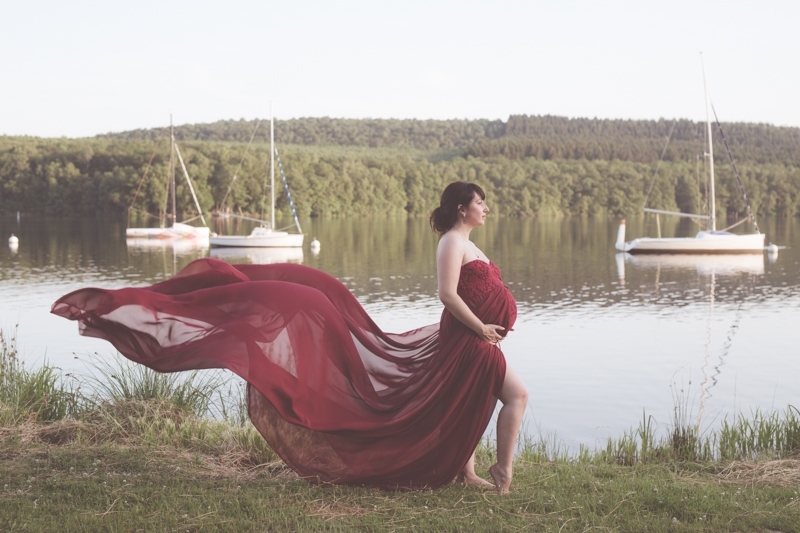 Portraits-grossesse-Ardennes-nature-prêt-de-tenue