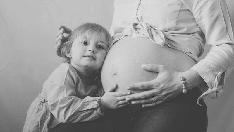 Portraits-grossesse-Ardennes-studio-grande-soeur