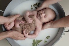 photographe-naissance-charleville-mezieres-ardennes-bain-de-lait-bebe