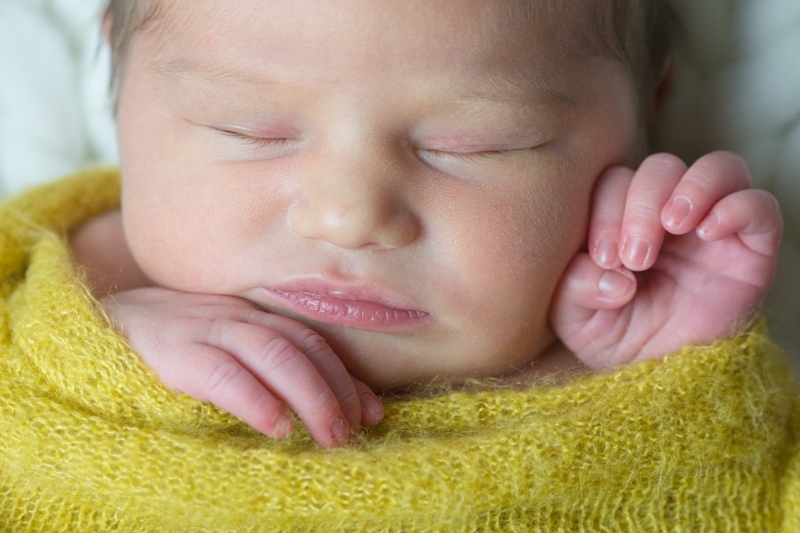 Portraits naissance studio Ardennes photo bébé  gros plan visage