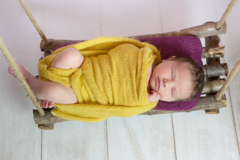 Portraits naissance studio Ardennes photo bébé  balançoire