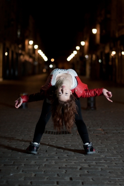 Portraits-femme-Ardennes-danse-rue-piétonne