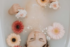 Photographe-bebe-Ardennes-–-bain-de-lait-artistique-studio