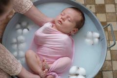 Photographe-bebe-Ardennes-–-bain-de-lait-artistique