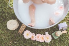 Photographe-bebe-Ardennes-–-bain-de-lait-exterieur