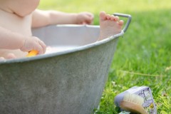 Photographe-enfant-Ardennes-–-bain-de-lait-exterieur