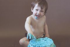 Séance-photo-enfant-studio-Ardennes-anniversaire-gateau