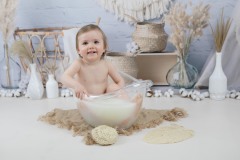 Seance-bain-de-lait-bebe-–-studio-photo-Ardennes