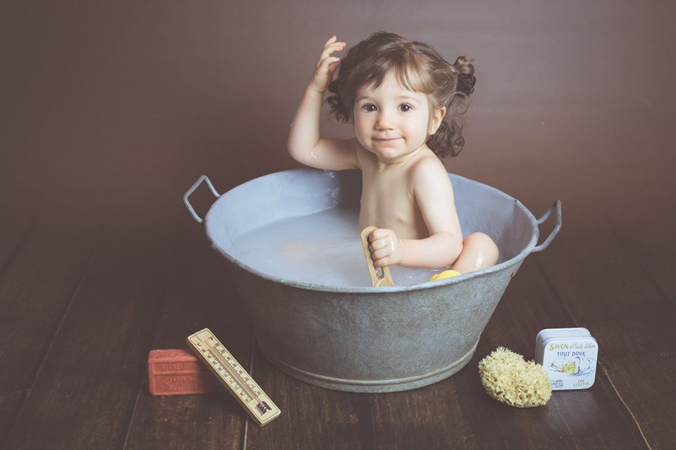 Séance photo enfant anniversaire Ardennes bain de lait 1 an